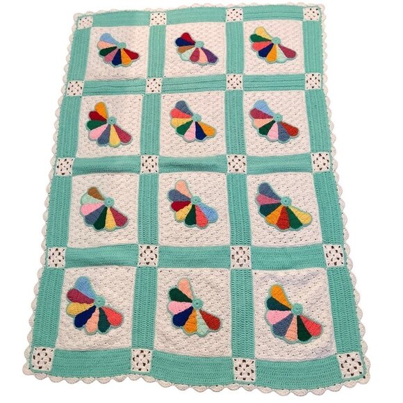 Crocheted Granny Square Blanket Lt Green White w Dresden Fan Flower Pattern 48 x